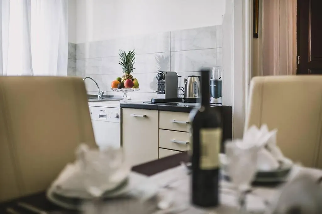 Center Stylish Apt Darling For 4, Old Town Apartment Split