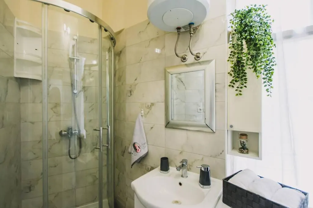 Center Stylish Apt Darling For 4, Old Town Apartment Split