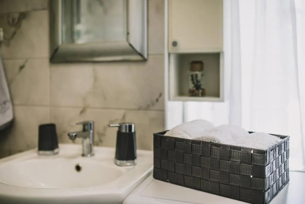 Center Stylish Apt Darling For 4, Old Town Apartment Split