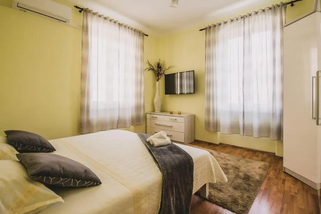 Center Stylish Apt Darling For 4, Old Town Apartment Split