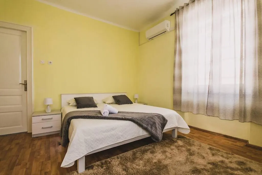 Center Stylish Apt Darling For 4, Old Town Apartment Split