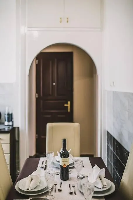 Center Stylish Apt Darling For 4, Old Town Apartment Split
