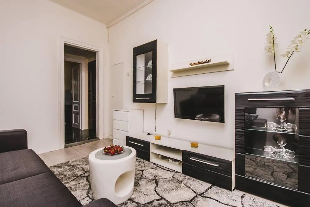 Center Stylish Apt Darling For 4, Old Town Apartment Split